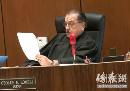 法官向被告宣讀判決書。（美國《僑報(bào)》 高睿攝）