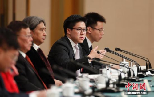 圖為中國香港體育協(xié)會暨奧林匹克委員會副會長、霍英東集團副總裁霍啟剛委員(右二)答記者問。<a target='_blank' >中新社</a>記者 杜洋 攝