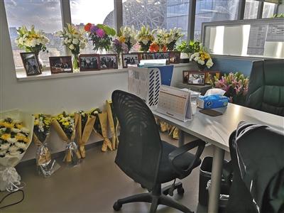 金也淘在北京的工位旁邊擺滿了用于悼念的菊花。 新京報記者 倪兆中 攝