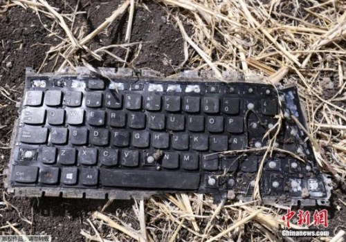據(jù)埃塞俄比亞航空公司官網(wǎng)最新消息稱，該公司失事的ET302客機(jī)的兩個(gè)黑匣子：駕駛艙語音記錄儀和飛行數(shù)據(jù)記錄器均已尋獲。當(dāng)?shù)貢r(shí)間3月10日上午，埃塞俄比亞航空公司一架波音737-MAX 8客機(jī)墜毀，機(jī)上157人全部遇難，中國大使館證實(shí)其中8名死者為中國公民。圖為墜機(jī)現(xiàn)場的電腦鍵盤殘骸。