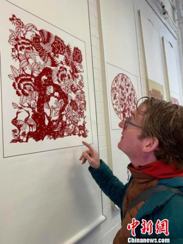 膠東剪紙距今已有數(shù)百年歷史，其線條挺拔流暢、畫(huà)面緊湊?！∴嵮喷?攝