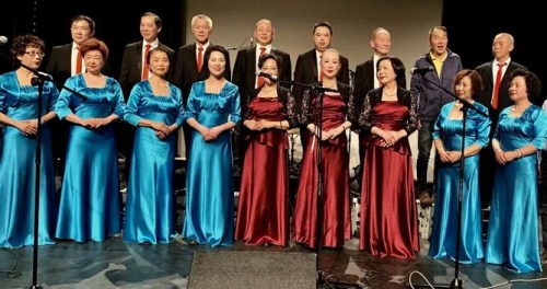 法國華僑華人會合唱團精彩亮相吸引了法國觀眾。(歐洲時報記者 孔帆攝)