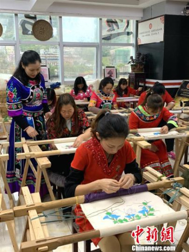 圖為李紹玉在“彭水苗繡”培訓班上指導學員。受訪者供圖