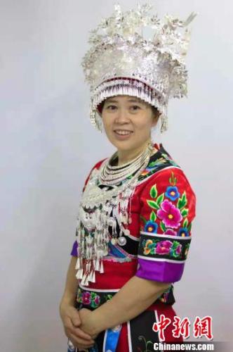 圖為全國人大代表、重慶市榮玉民族服裝廠苗家刺繡技術員李紹玉。受訪者供圖