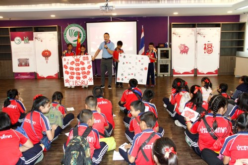 學生展示書法和剪紙作品