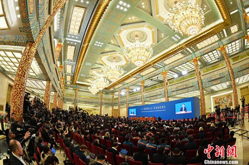 國務(wù)院總理李克強在北京人民大會堂金色大廳會見采訪十三屆全國人大二次會議的中外記者并回答記者提出的問題。 <a target='_blank' >中新社</a>記者 侯宇 攝