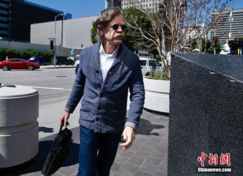 據(jù)報(bào)道，美國檢方當(dāng)天就一起牽涉多所知名高校的招生欺詐案提起訴訟，來自六個州的近50人被起訴，其中包括好萊塢影星菲麗西提·霍夫曼和洛莉·路格林。圖為好萊塢影星菲麗西提·霍夫曼的丈夫威廉·H·梅西出現(xiàn)在波士頓聯(lián)邦法院外。