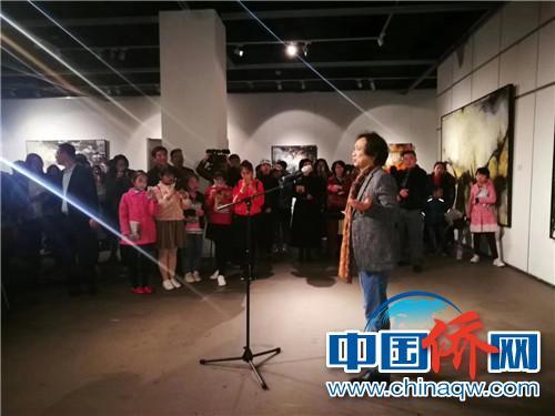 法籍華人畫家葉星千在開幕式上講話。