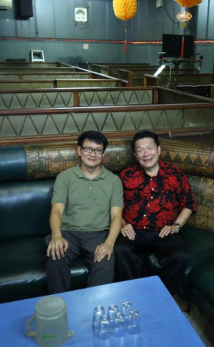 年近古稀的鄭春明(右)不忍割棄與熟客建立的感情，堅(jiān)持經(jīng)營(yíng)酒廳，他感念業(yè)主好友鄭朝源(左)多年不漲租，支持他繼續(xù)這門傳統(tǒng)生意。(新加坡《聯(lián)合早報(bào)》/梁麒麟 攝)