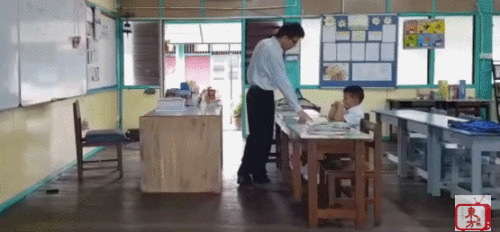 小勝俊獨自一人在上課。(視頻新聞截圖)