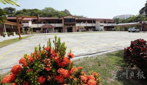 學(xué)校無蓋籃球場預(yù)計在今年走入歷史，迎來更舒適的有蓋籃球場，免去學(xué)生在烈日下打球的(馬來西亞《星洲日報》/丁祖興)