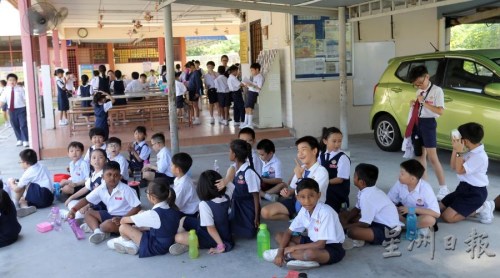 各族學(xué)生席地而坐，融洽共處，歡度學(xué)校小休時間。(馬來西亞《星洲日報》/丁祖興)