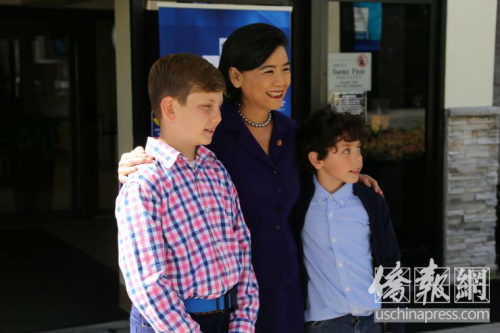 趙美心和兩名罹患糖尿病的兒童合影。僑報(bào)記者高睿攝