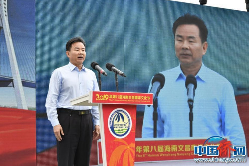 海南省委常委、省委統(tǒng)戰(zhàn)部部長肖杰宣布本屆海南文昌南洋文化節(jié)開幕。駱云飛 攝