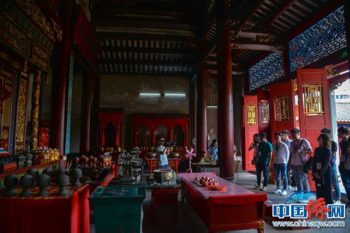 香港青年走訪參觀孔廟。洪堅鵬 攝