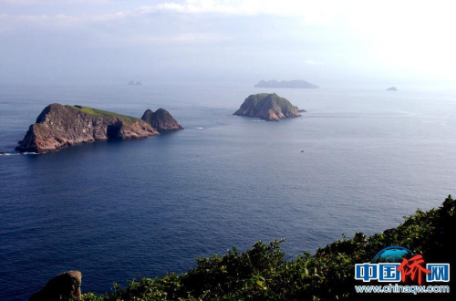 文昌外海的七州列島。天高氣遠之日，立于文昌東部的銅鼓嶺峰頂向東北方向遠眺，隱約可見幾個小島浮在浩瀚的海面上，那就是七洲列島，文昌漁民稱之為“七洲峙”。文昌市委宣傳部供圖