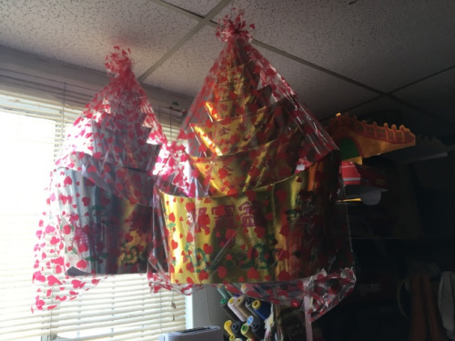 為逝者準(zhǔn)備的紙?jiān)疸y聚寶盆也是必備物品。（圖片來源：美國《世界日?qǐng)?bào)》 啟鉻／攝）