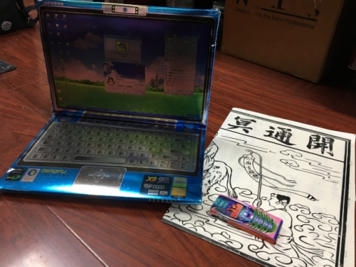 隨著科技日新月異，華人在舉辦殯葬祭奠儀式上，會(huì)為逝者準(zhǔn)備紙?jiān)?jì)算機(jī)、手機(jī)與冥界路條都不可少。（記者啟鉻／攝影）