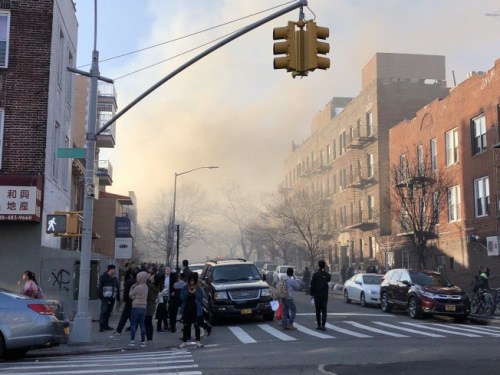 濃煙從火災(zāi)地點蔓延到周邊地區(qū)。(美國《世界日報》/顏潔恩 攝)