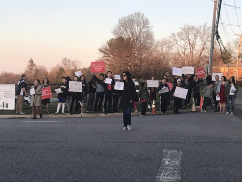 60多位華裔及外族裔民眾6日前往亨廷頓高中反對《摩登蜜莉》演出。(美國《世界日報》/牟蘭 攝)