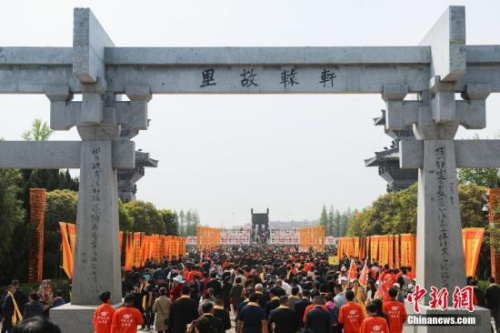 4月7日，農歷三月初三，己亥年黃帝故里拜祖大典典禮在鄭州舉行，來自40多個國家和地區(qū)的近萬華人代表出席。王中舉 攝