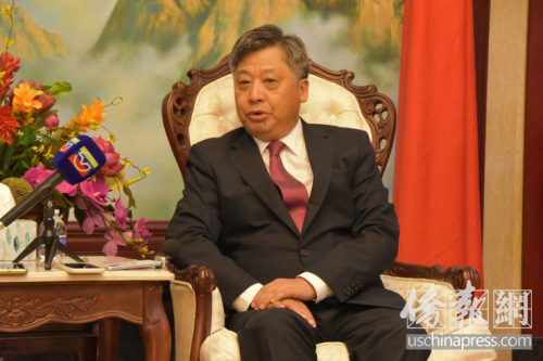 中國駐休斯敦總領館李強民總領事介紹有關電信詐騙的防范措施，他特別強調(diào)，案發(fā)24小時之內(nèi)還有追回錢款的可能(美國僑報記者陳琳攝)