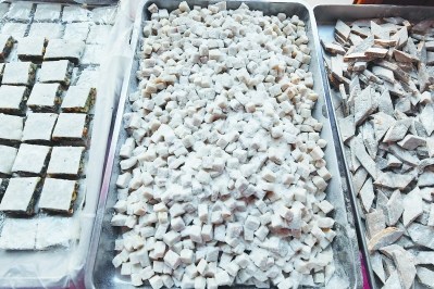 林傳星手工制作各式品種的麥芽糖。