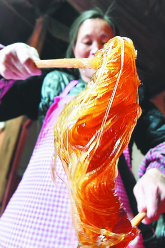 新出鍋的麥芽糖漿呈琥珀色，晶瑩剔透，香氣撲鼻。