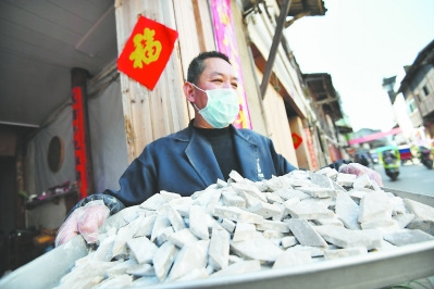 林傳星手工制作的花生餡麥芽糖是當天最好賣的一種。