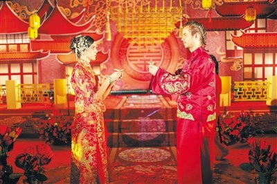 新郎新娘互相敬酒。