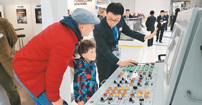 在2019年德國“寶馬展”中鐵裝備展區(qū)內(nèi)，工作人員利用三維虛擬仿真操作系統(tǒng)向參觀者講解展出的盾構(gòu)機(jī)原理和結(jié)構(gòu)。