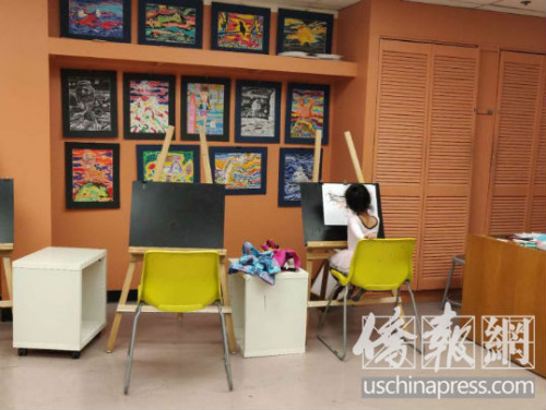 小女孩在中文學校內(nèi)學畫畫。（美國《僑報》/李青蔚 攝)