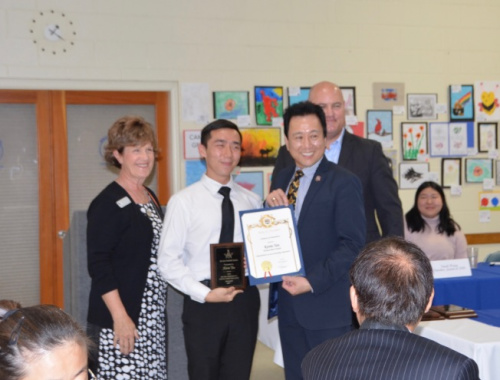 亞凱迪亞市議員戴守真（右一）向優(yōu)秀生譚璟鏵頒發(fā)表揚狀。（圖片來源：美國《世界日報》丁曙／攝）