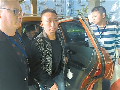 　圖為2018年10月31日早7時(shí)，吳云被辦案人員押解回資陽區(qū)。 (資料圖片)