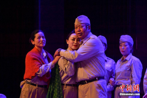 4月23日晚，情景組歌《南僑頌》在昆明上演。部分南僑機(jī)工后人登臺(tái)演繹先輩們回國抗戰(zhàn)的故事，冀以此讓更多人銘記南僑機(jī)工的歷史和精神。今年，是南僑機(jī)工回國抗戰(zhàn)80周年。<a target='_blank' >中新社</a>記者 任東 攝