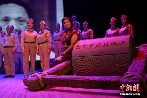 4月23日晚，情景組歌《南僑頌》在昆明上演。部分南僑機(jī)工后人登臺(tái)演繹先輩們回國抗戰(zhàn)的故事，冀以此讓更多人銘記南僑機(jī)工的歷史和精神。今年，是南僑機(jī)工回國抗戰(zhàn)80周年。<a target='_blank' >中新社</a>記者 任東 攝