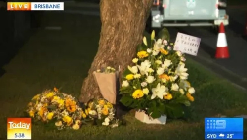 人們用花束寄托哀思。圖片來(lái)源：澳大利亞九號(hào)臺(tái)新聞