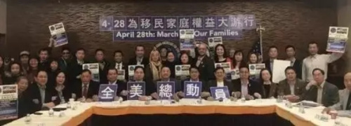 當(dāng)?shù)厝A人發(fā)起游行。圖片來(lái)源：美國(guó)《世界日?qǐng)?bào)》牟蘭 攝