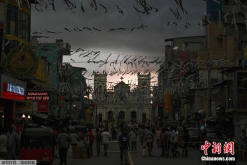 當(dāng)?shù)貢r(shí)間4月23日，在斯里蘭卡科倫坡，當(dāng)?shù)孛癖娋奂グ矕|尼神殿附近的一條封閉街道上。當(dāng)日，斯里蘭卡舉行國家哀悼活動，悼念爆炸案遇難者。