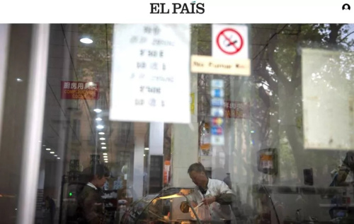 　圖為巴塞羅那某家中國餐館內(nèi)，一名中國師傅正在為顧客選肉。(圖片來源：《國家報》網(wǎng)站截圖)