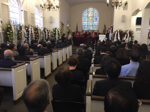 上百人為兩位老人送行。(美國《世界日報》/楊青 攝)