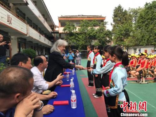 德國漢學家海佩春幫助貴州山區(qū)孩子。