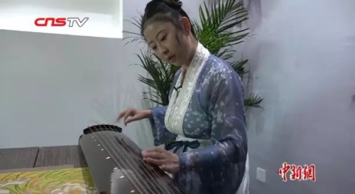 皇甫月驊穿漢服彈古琴。來源：中新視頻截圖