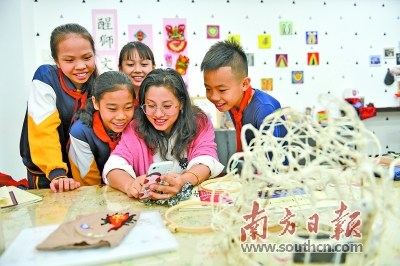 獅頭藝術(shù)工作坊的學(xué)生跟隨歐琦輝老師學(xué)習(xí)獅頭設(shè)計(jì)。 南方日報記者 戴嘉信 攝