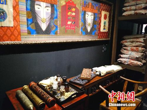 一個(gè)名為《我們血液里的金子(GOLD IN OUR VEINE)》的亞洲文化藝術(shù)展，正在位于馬尼拉的阿亞拉博物館展出。圖為展覽中的中國(guó)元素。高天胤(通訊員) 攝