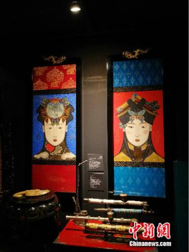 展覽的主題空間圍繞菲華藝術(shù)家希金斯的一幅幅畫作布置，繪畫的主角為一系列他想象的印度、中國(guó)、東印度群島和東南亞諸國(guó)古代人物肖像，畫面同時(shí)又充滿現(xiàn)代氣息。高天胤(通訊員) 攝