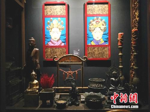 “我非常喜歡北京，喜歡后海，尤喜古董店?！痹?jīng)行走世界，踏訪亞洲各國(guó)的希金斯說：“在我的眼中，古老的也是時(shí)尚的；東西方文明始終相互吸引、對(duì)話、融合，不曾中斷?！备咛熵?通訊員) 攝