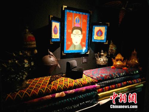 希金斯希望以這個(gè)展覽印證亞洲各國(guó)文明“你中有我，我中有你”，對(duì)話與融合是幾千來流淌在亞洲文明血液里的金子。 圖為展覽中體現(xiàn)亞洲各國(guó)文明元素的藝術(shù)品。高天胤(通訊員) 攝