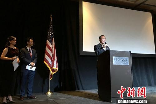 當(dāng)?shù)貢r間5月11日晚，中國駐舊金山總領(lǐng)事王東華(右)在論壇閉幕晚宴致辭。為期兩天的第四屆“中美二戰(zhàn)友誼暨飛虎隊歷史論壇”，當(dāng)晚在美國內(nèi)華達(dá)州拉斯維加斯落幕。<a target='_blank' >中新社</a>記者 張朔 攝