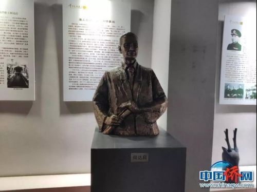 騎樓老街文化展示館何達(dá)啟塑像。 吳侃 攝